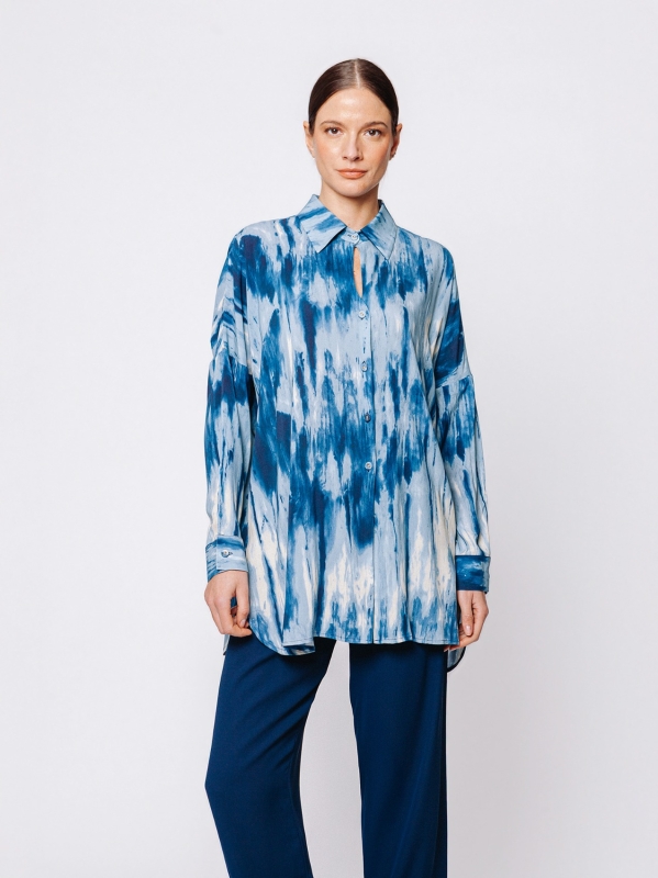 Camicia over boxy in viscosa stampata “Blu in Movimento”