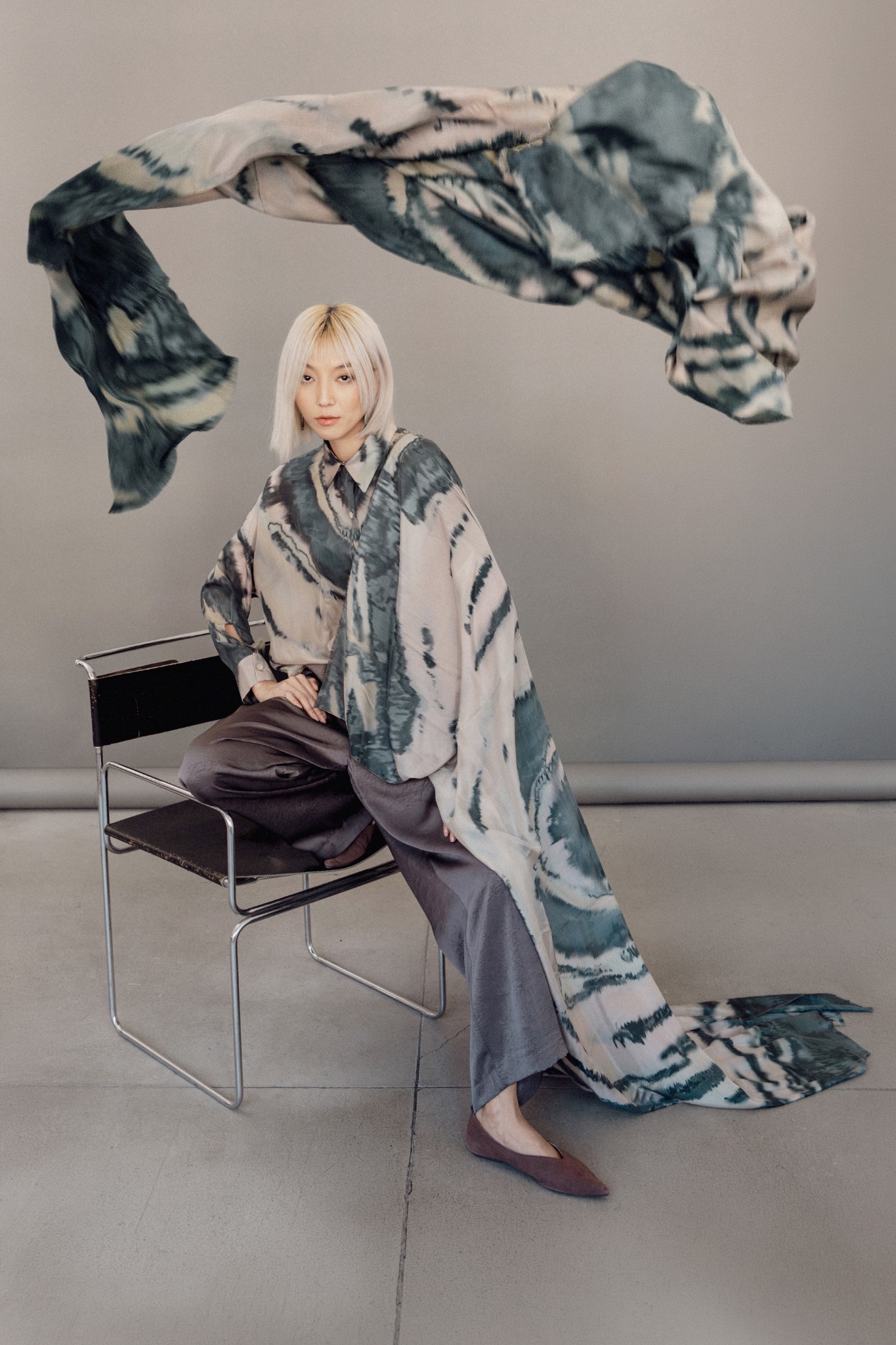 Model with printed look in ice and grey tones