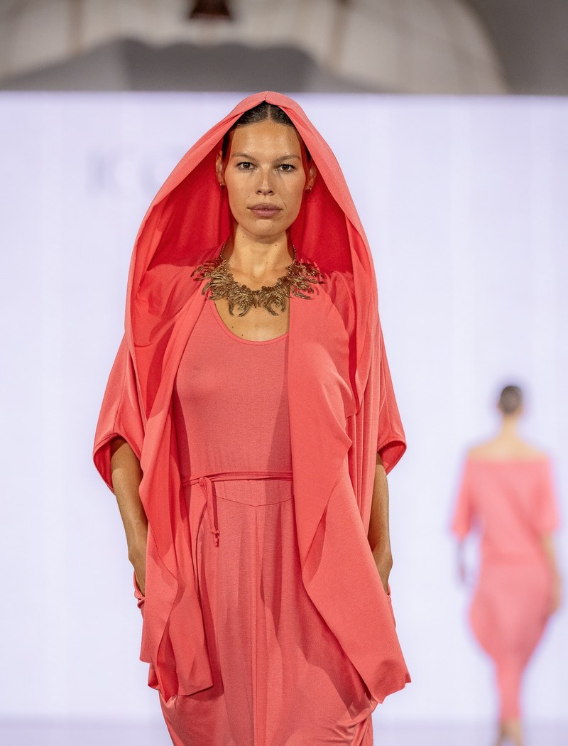 Look ICONICA corallo con cappuccio